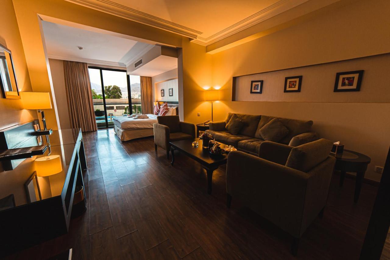 Oryx Hotel Aqaba Esterno foto A suite at the hotel