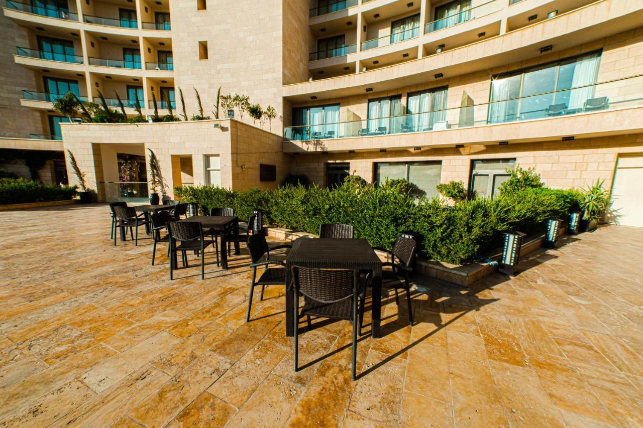 Oryx Hotel Aqaba Esterno foto The hotel's courtyard