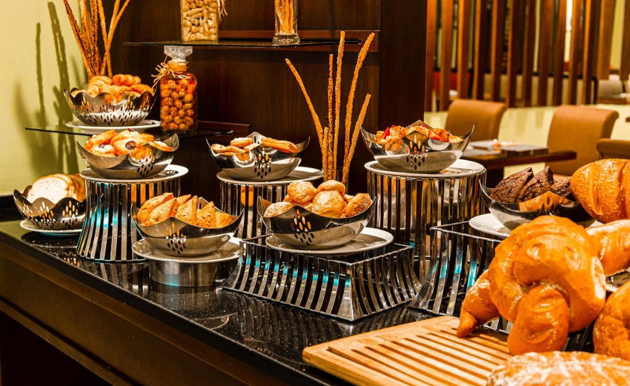 Oryx Hotel Aqaba Esterno foto A buffet at a hotel