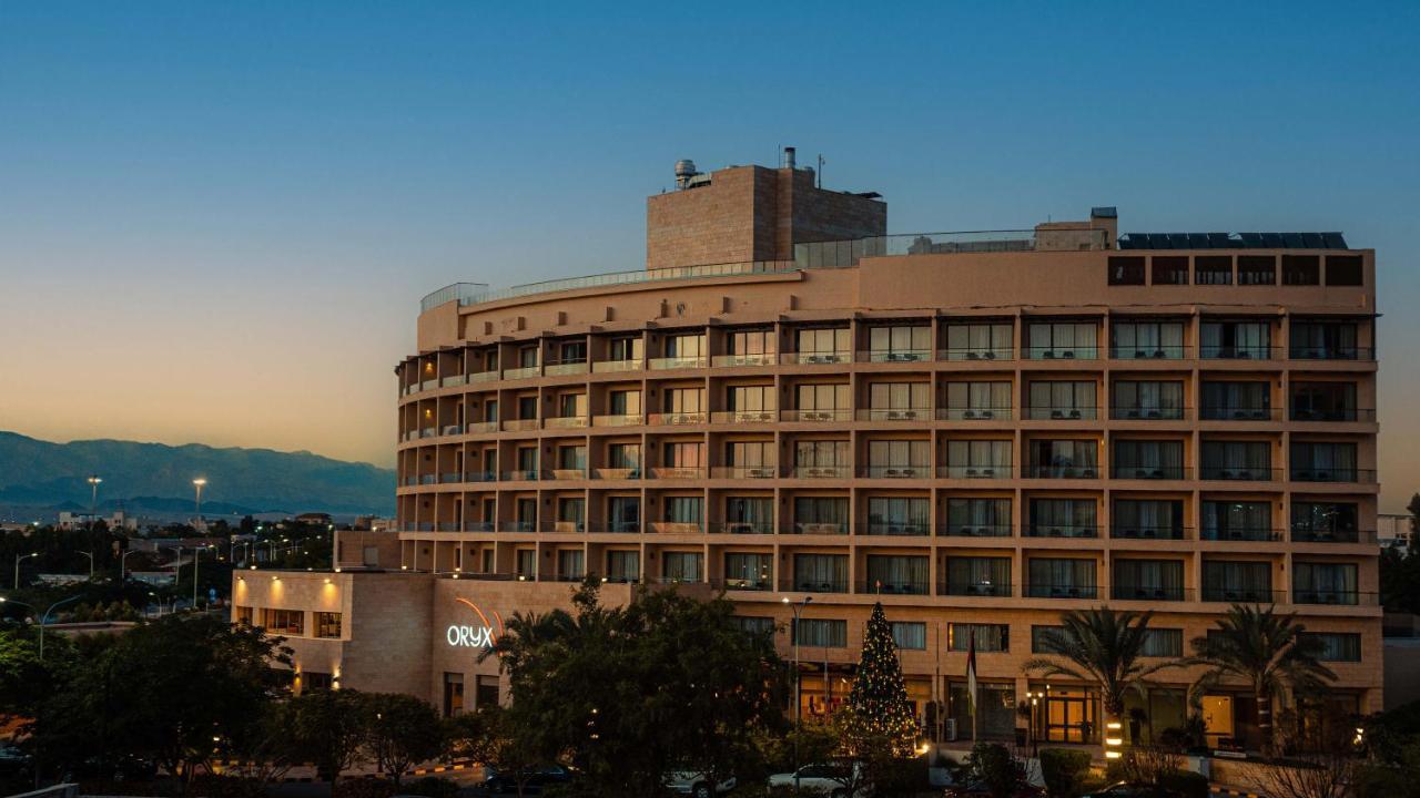 Oryx Hotel Aqaba Esterno foto The hotel at night