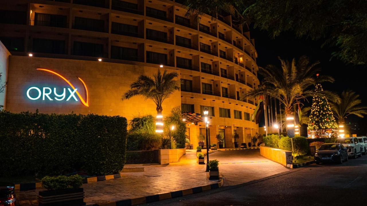 Oryx Hotel Aqaba Esterno foto The hotel at night