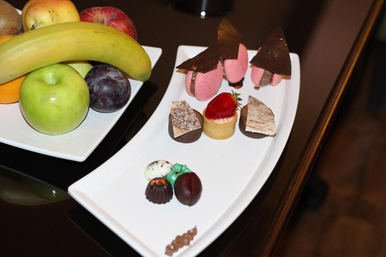 Oryx Hotel Aqaba Esterno foto Fruit and petit fours