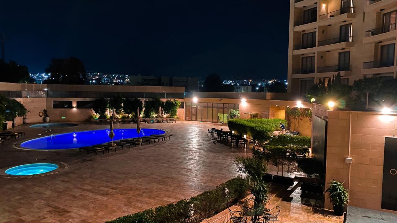 Oryx Hotel Aqaba Esterno foto The pool at the hotel
