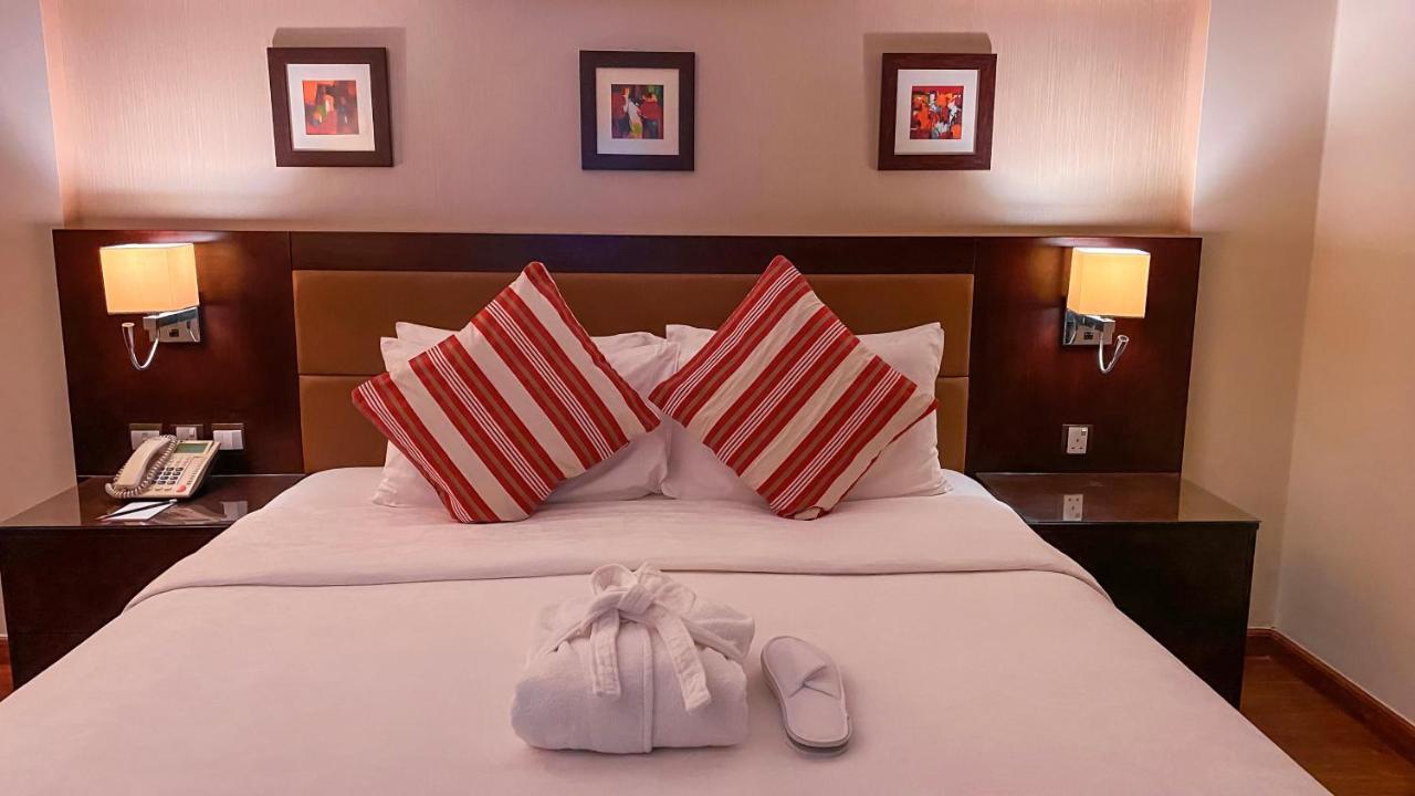 Oryx Hotel Aqaba Esterno foto A bed with a duvet
