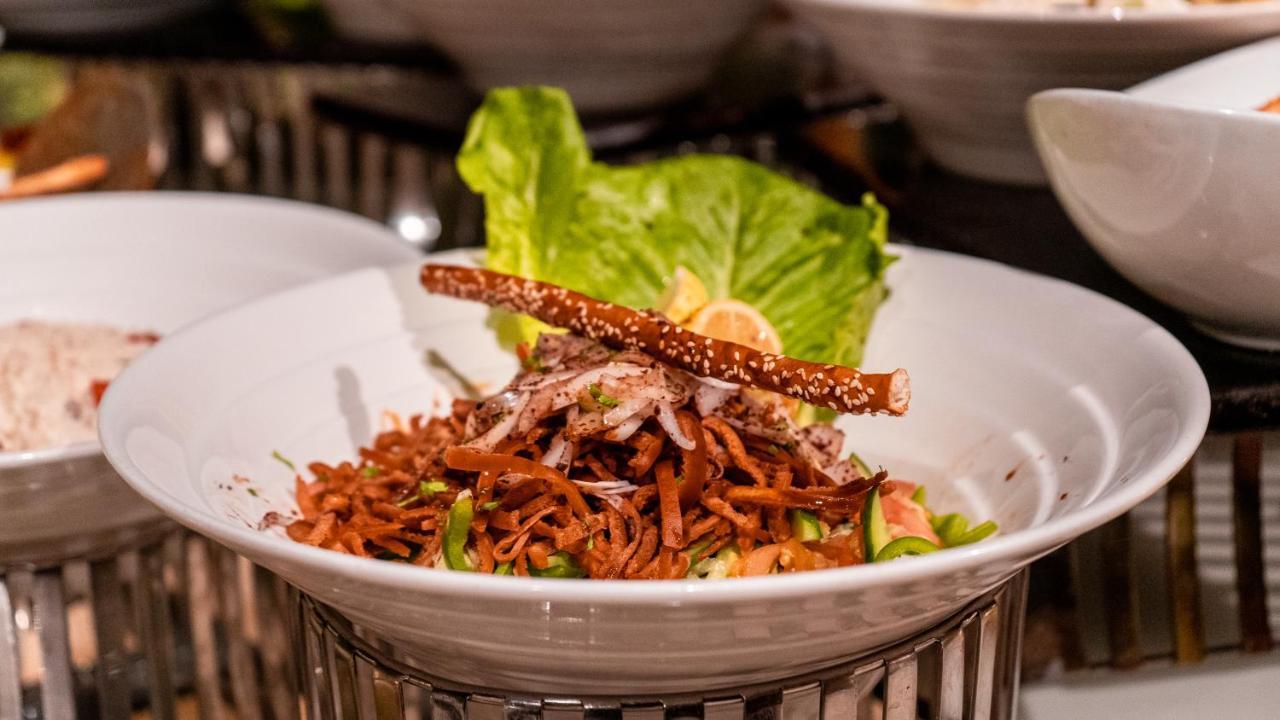 Oryx Hotel Aqaba Esterno foto A salad of dried anchovies