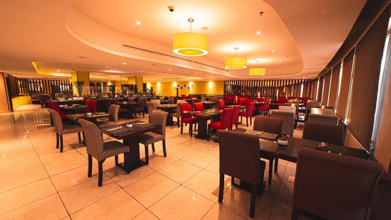 Oryx Hotel Aqaba Esterno foto The interior of a typical buffet restaurant