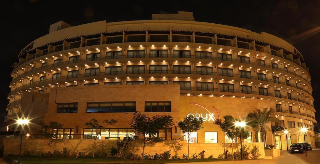 Oryx Hotel Aqaba Esterno foto The hotel at night
