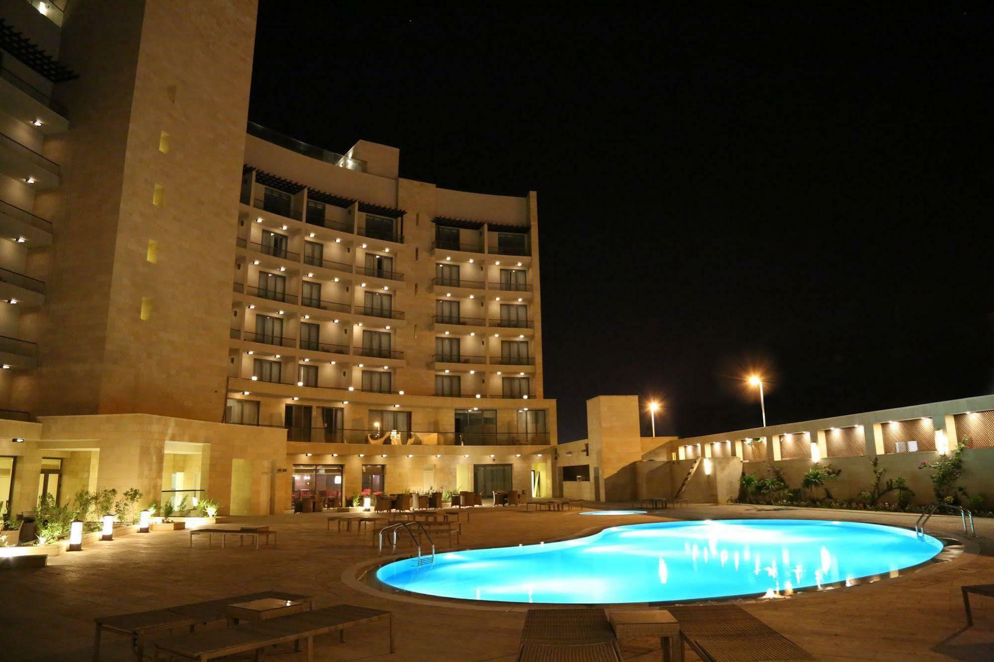 Oryx Hotel Aqaba Esterno foto The pool at the Grand Hotel