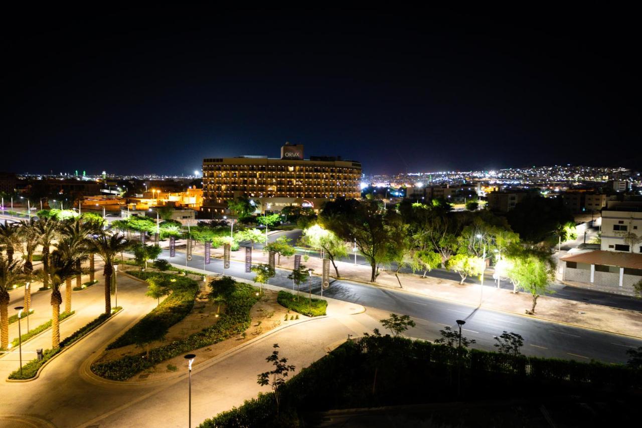 Oryx Hotel Aqaba Esterno foto The campus at night